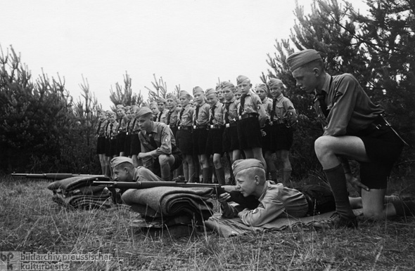 Angehörige des Hamburger Jungvolk bei der Ausbildung am Karabiner in einem Zeltlager der HJ an der Ostsee (1938)